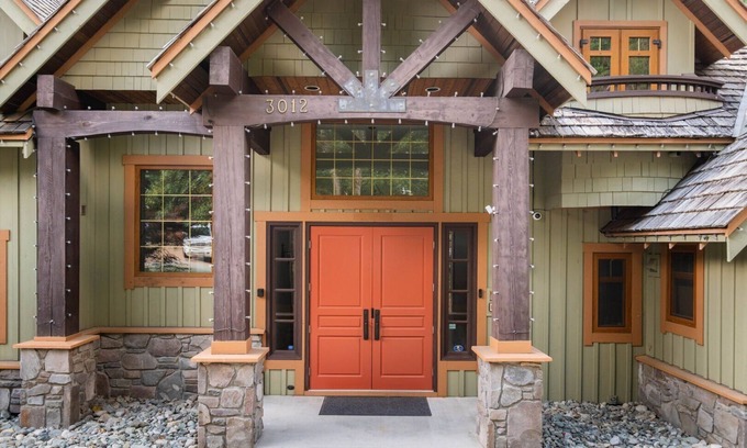 Alta Vista Apartment | New 8BD Chalet | Smart TV | Private hot tub | Wifi