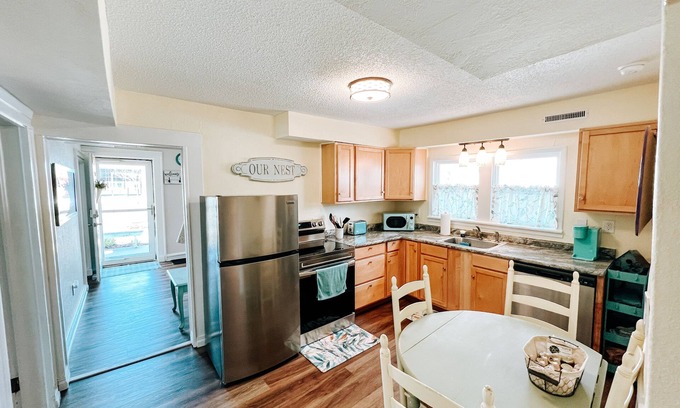 Columbia House | New! Adorable Central Columbia Bungalow, Steps from Farmer's Market!