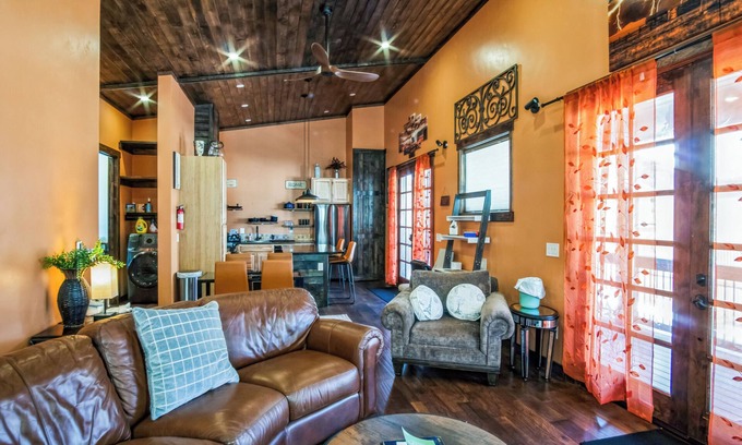 Fort Valley House | New, Amazing, Jetted Jacuzzi Tub, Mountain Views, Minutes 2 Downtown, Snow Bowl