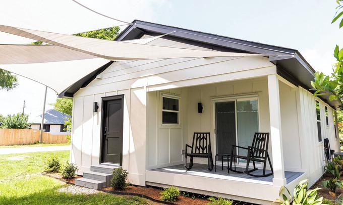East Pensacola Heights House | New and Modern Double En-Suite