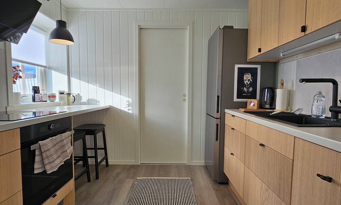 Hammerfest Apartment | New and modern, with a view. By the city center.