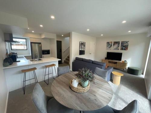 Spreydon Apartment | New And Serene Two Bedroom Townhouse Close to CBD