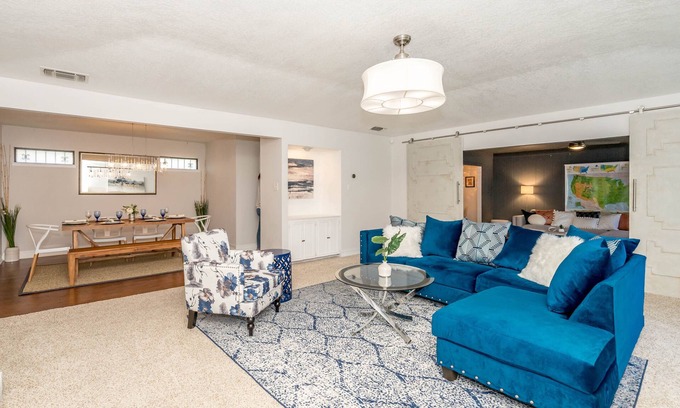 Royal Ridge House | NEW-Archie's Place: Spacious 3 Bed | 2 Bath Private Home w/equipped kitchen!