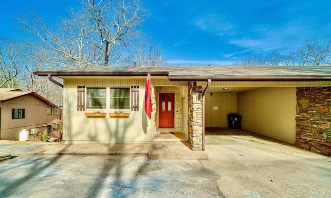 Bella Vista House | NEW! ⭐️Back deck w/views + 1 min ride to trails 🚲