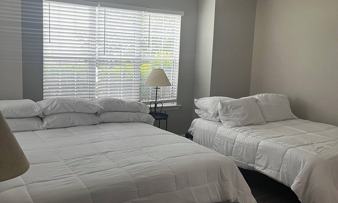 Stockbridge House | New Beautiful home no stairs and 12 mins from ATL airport minutes from downtown