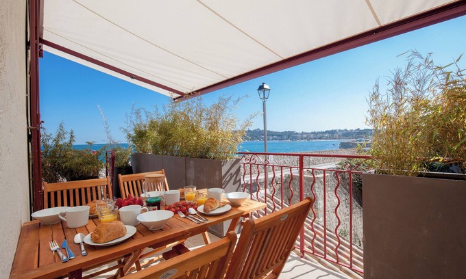 Antibes Old Town House | 👍 New 🏖️ - Beautiful House 1100SqFt with Full Sea View Terrace. 🌞