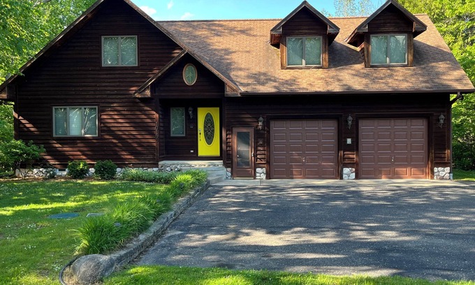 Petoskey House | *NEW* Beautiful Pickerel Lake Home! Friday to Friday in the summer!