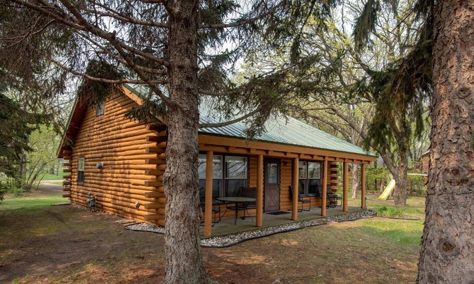 Perham Cabin | NEW! Big Pine | Fireside Log Cabin