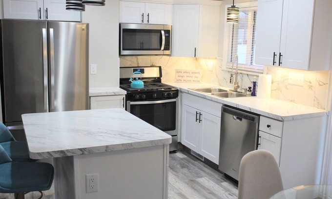 Bedford House | NEW Bright and Modern 3BR Home/Conveniently Location/Toledo