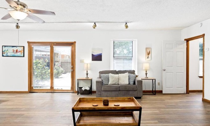 Baker Street Apartment | ~New~ Bright and Spacious Back House