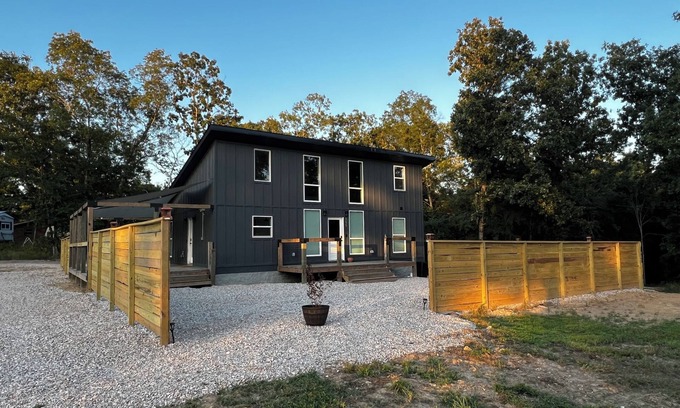 Pearcy House | NEW BUILD! 3BR 3BA with Loft Near Lakes Oaklawn Garvin Gardens & Hot Springs