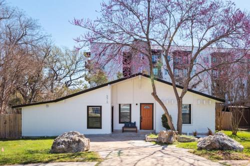 Sweetbriar House | New Build, Big Group Sleep 7, Comfy Beds, Rain Shower, SoCO Best Eateries