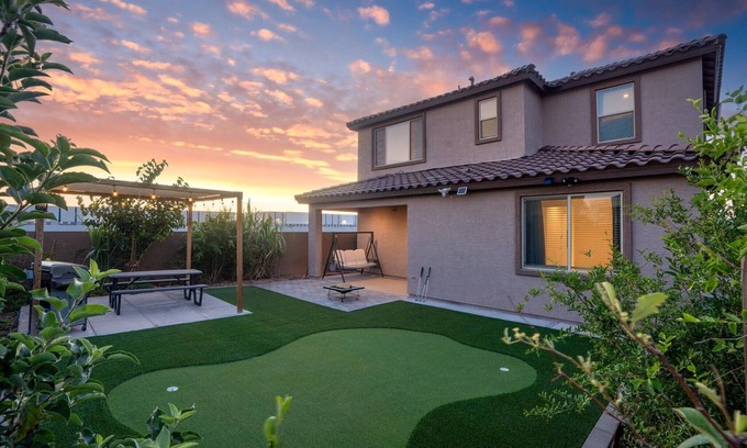 Glendale House | New-Build Home Close to State Farm - Sleeps 8!