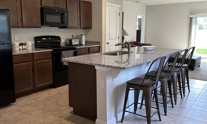 Zephyrhills House | New build quiet home 3 bedrooms 2 bathrooms with park like back yard