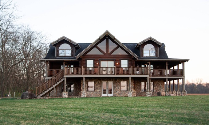 Chillicothe Cabin | NEW CABIN! Hot Tub, Gazebo, Wraparound Deck, Sleeps 14. Drive to Hocking!