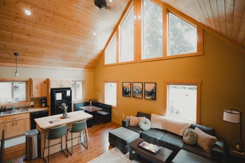 Paradise Estates House | New - Cabin Minutes to Mt Rainier - EV, HotTub, 2 Queen and Twin