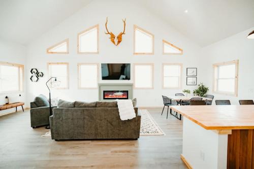 Como House | New Cabin Pet Friendly With A Game Room And King Beds