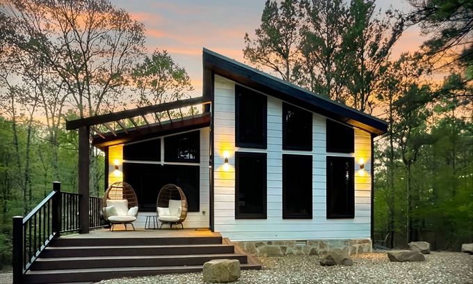 Broken Bow Cabin | New Cabin w Hot Tub, Covered Deck, Fire Pit & Games - Morning Primrose