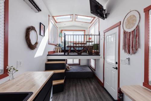 Apple Valley House | New calm & relaxing Tiny House w deck near ZION