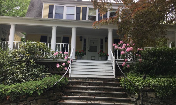 New Canaan House | New Canaan-Great Fairfield County Location. Walk to Town. Walk to Train