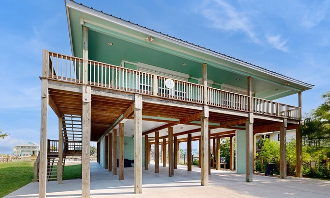 Rockport House | New Canal-Front Home | Huge Screened Porch, Fishing Pier & Chef's Kitchen