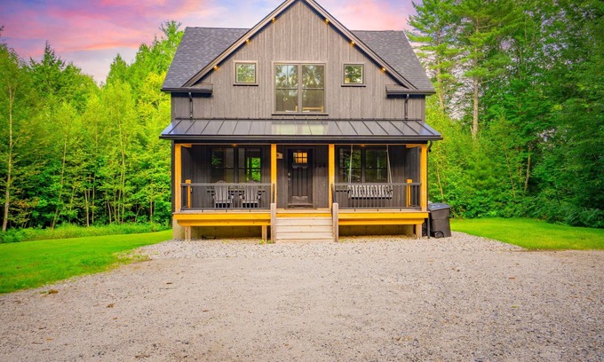Bethel Ski Chalet | NEW Chalet 6 minutes from Sunday River! Hot tub, Sauna, Sleeps 12, Dog Friendly!