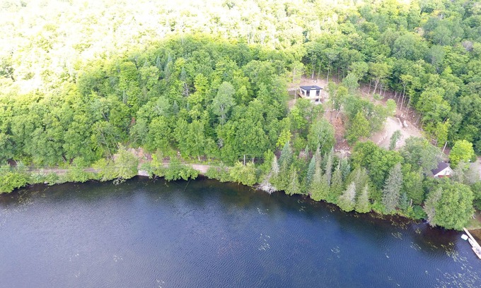 Amherst House | New chalet with lake and mountain views 15 minutes from Tremblant!