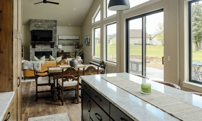 Red Lodge Cottage | NEW charming 3 bedroom cottage nestled on the scenic Red Lodge Golf Course