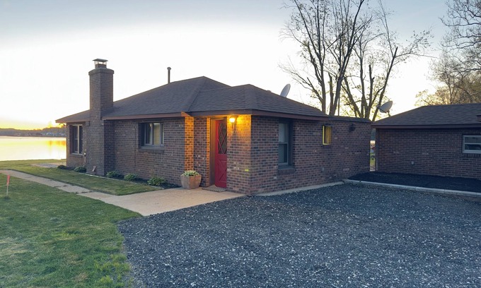 Delton Cottage | NEW Charming 3-bedroom cottage with Sandy Beach and Great Views