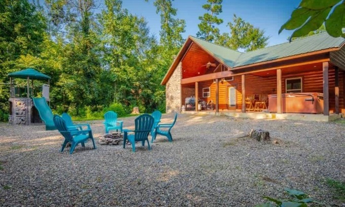 Broken Bow Cabin | New! Charming Cabin! Spa-Firepit-Arcade Sleeps 6!