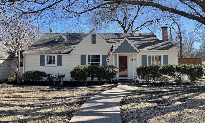 Waxahachie House | New! Cheerful cottage filled with art and books in the heart of Waxahachie
