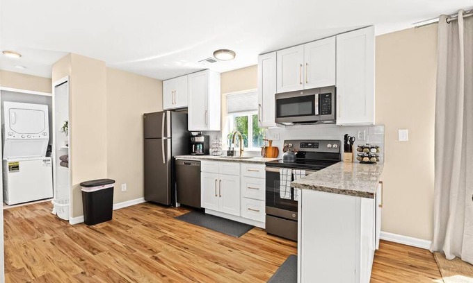 Roseville Apartment | New! Comfy 1BR Upper Flat near Downtown Roseville