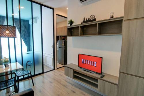Ramkhamhaeng Apartment | New Condo, Hi-Speed Wi-Fi, Gym Pool, near Lam Sali MRT