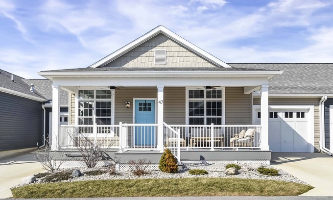 Marblehead Villa | New Construction Villa w/pool in charming Lakeside Marblehead