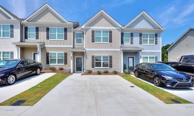 Union City House | New construction 3 bedroom townhouse 11min from Hartsfield Atlanta Airport.