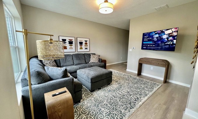 Cedar Falls House | New Construction Townhome - 3 King Beds/2.5 Bathroom!