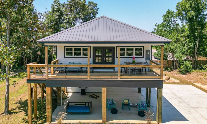 Waveland Cottage | New cottage blocks from the beach; pets OK! Firepit! Grill! EV Charger! 65” TV
