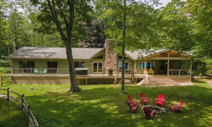 Turkey Neck House | New! Cottage on the Cove: Dogs Welcome, Lake Front, Dock Slip!