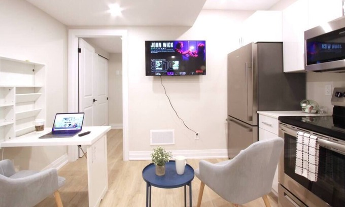 McQuesten West House | NEW Cozy 1BR w/ Kitchen Smart TV Wi-Fi in Hamilton