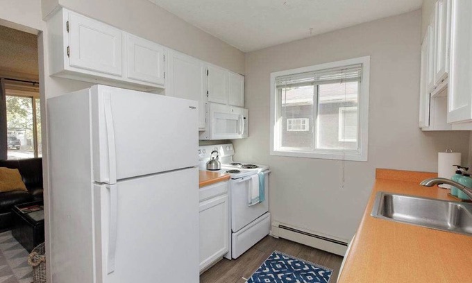 Fargo Apartment | NEW Cozy 2-bedroom, sleeps 6!