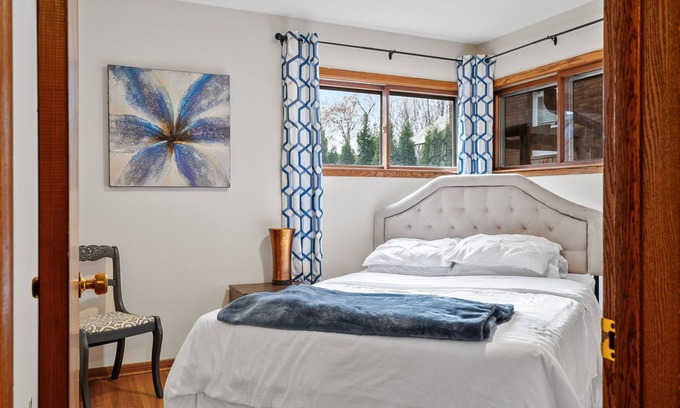 Summit Hill House | NEW Cozy 4-bedroom house on Summit Ave with fireplace, off street parking, Wifi!