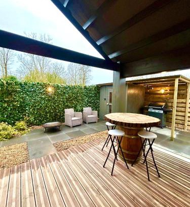 Vijfhuizen Ski Chalet | New cozy chalet and private garden with sauna and outdoor bath near Amsterdam