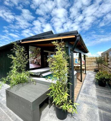 Vijfhuizen House | New cozy chalet with jacuzzi and home cinema near Amsterdam