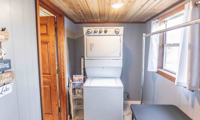 Somerset Cabin | NEW Cozy Lake House, Game Room, Fire-pit & Hot Tub & 1/2mile to boat ramp