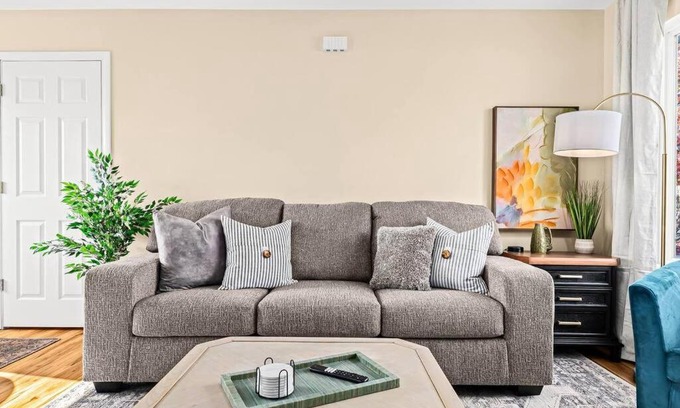 Roseville Apartment | New Cozy Lower Flat in Roseville