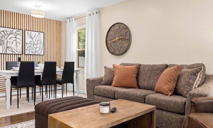 Roseville House | New! Cozy Mid Century Modern Oasis 3bd Home