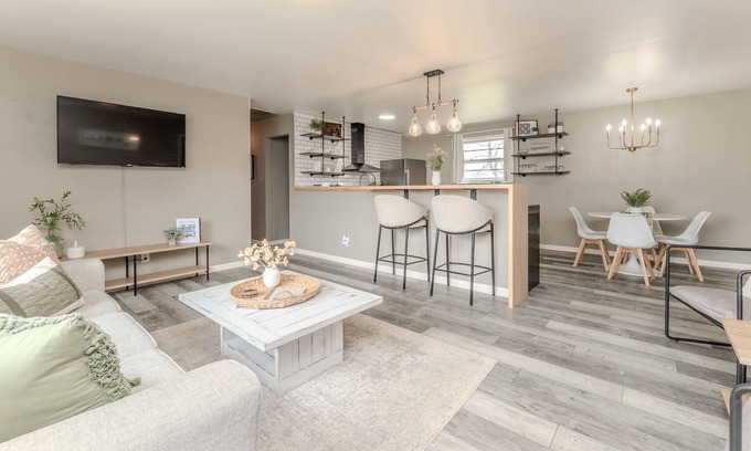 Westfield House | NEW! Cozy Ranch/Sleeps 8/5 Mins to Grand Pk/Just Mins to Downtown Westfield!