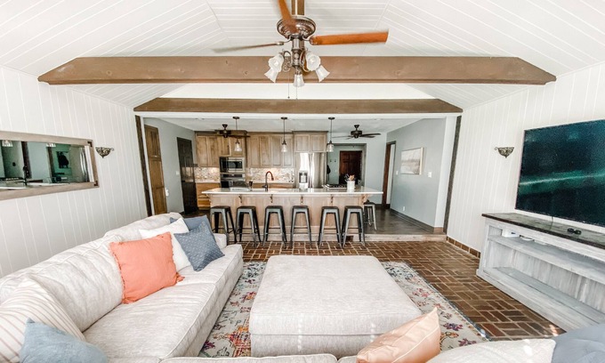 Independence House | NEW! Cozy red brick home - minutes to sports stadiums & historic sites