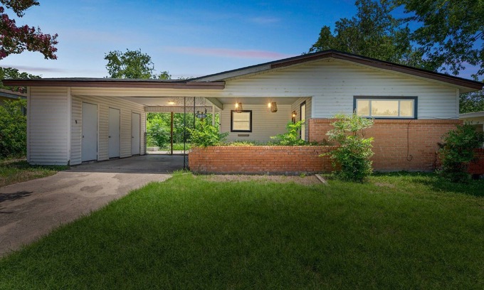 Temple House | NEW! Cozy Temple Home | Fenced Yard & Wi-Fi