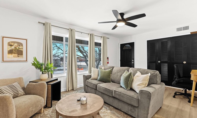 Royal Oak Apartment | New! Cozy Upper Flat | King Bed | Central Location